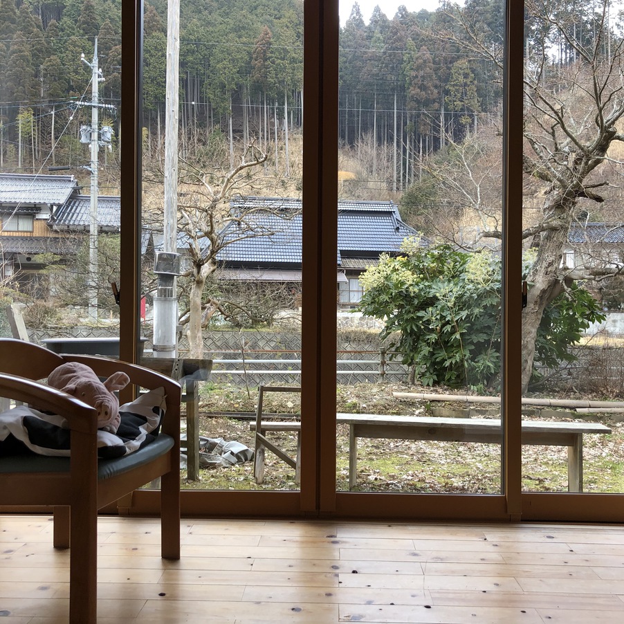 個室の縁側部分。大きな窓から見える景色に癒されます。