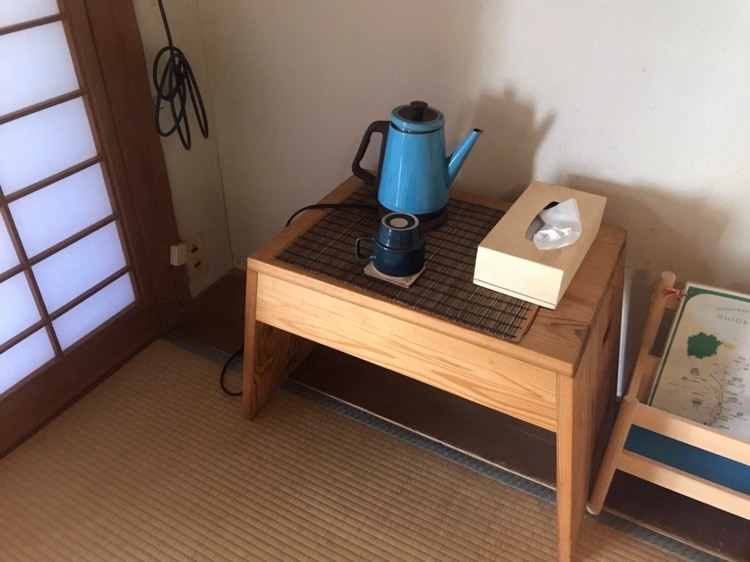 湯沸かしポットあります。お部屋でゆっくりお茶を飲みつつ読書したり。