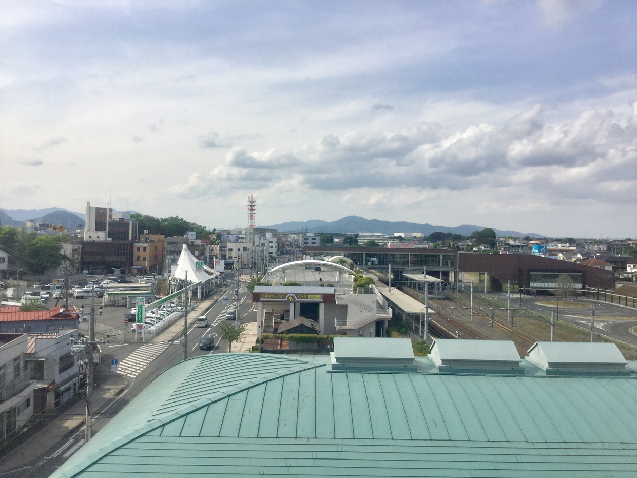 部屋から望む石岡駅