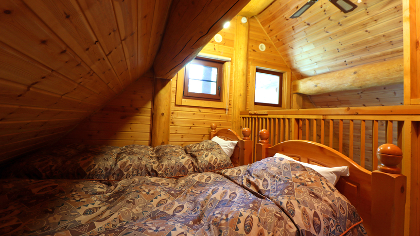 #【客室一例-ログハウス（荒沢岳）】2階フロア、ロフトにベッドをご用意。大人数のご宿泊も可能です。
