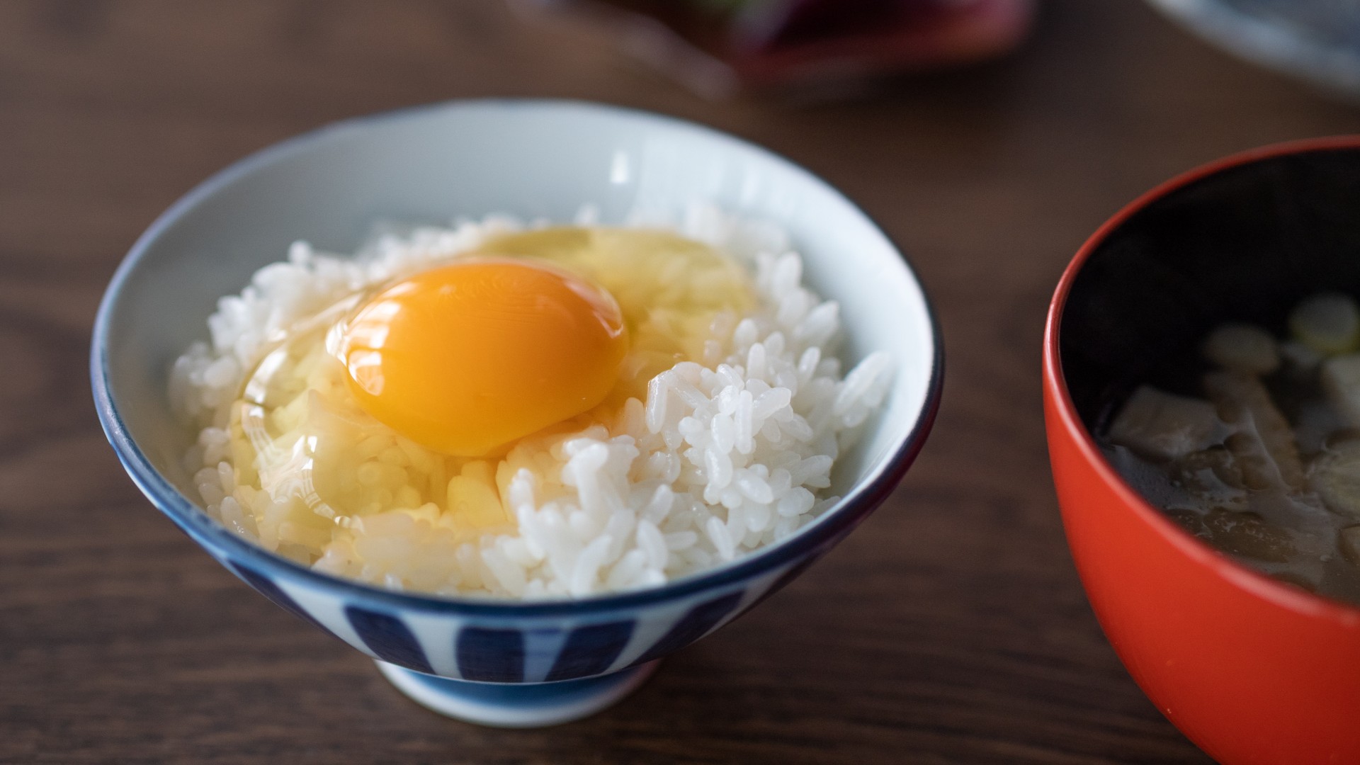 シンプルで美味しい無料朝食（卵かけご飯、味噌汁、漬物、ふりかけの5品）