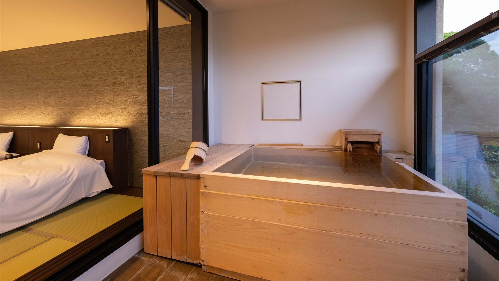 【露天風呂付き客室和モダンツイン10畳】客室専用の露天風呂を設えたお部屋です。※写真は一例