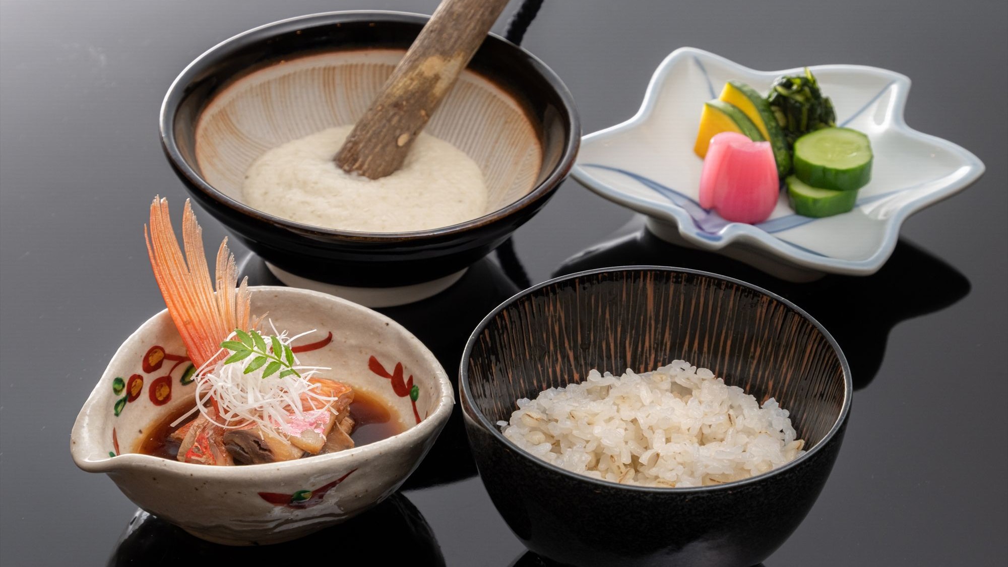 【ご夕食】”;久遠名物”;まずは金目鯛の煮付をそのまま、次に煮汁でとろろを伸ばして麦ご飯とご一緒に。