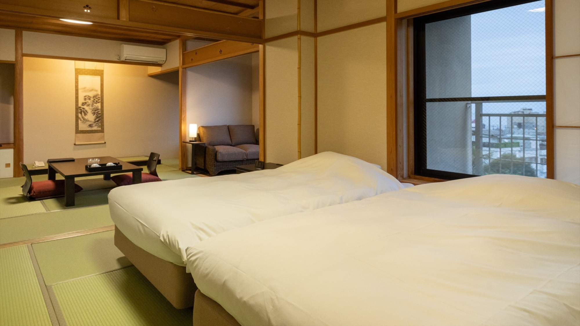 【2間和室和モダンツイン10畳＋8畳】広々快適な二間和室のベッド付のお部屋です。※写真は一例