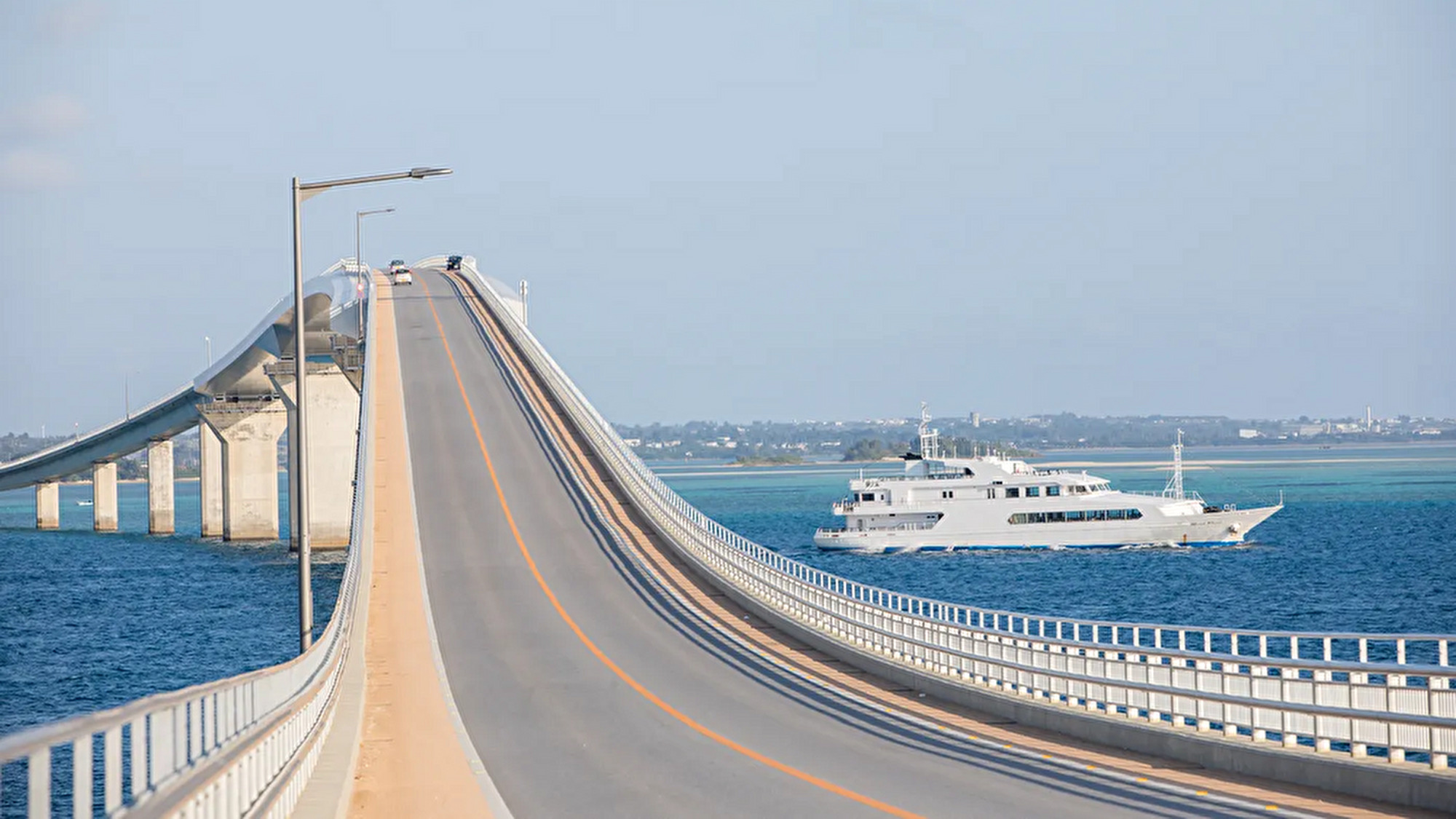 伊良部大橋（車で3分)