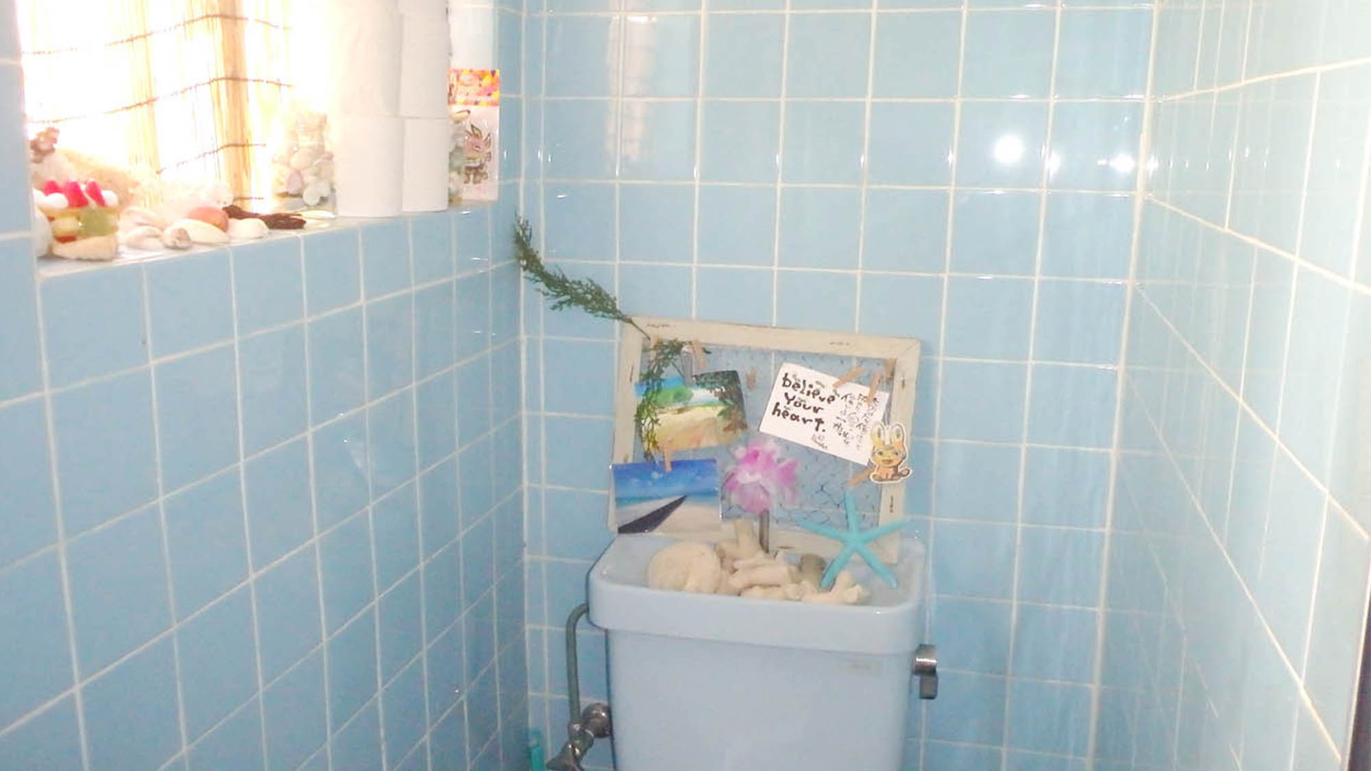 ・シンプルで清潔感のあるトイレは飾りで彩りを添えて