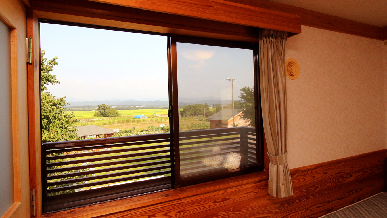 【コテージ・2階建て】  窓の外には田園風景が広がります。