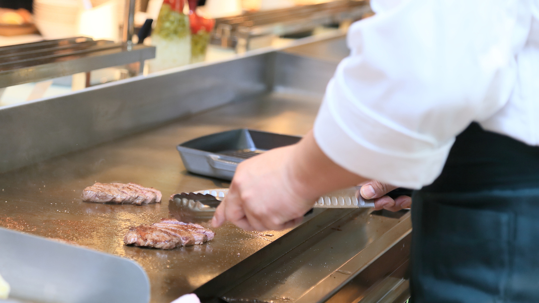  【朝食】オープンキッチンの鉄板で焼き上げる熱々のステーキ。※イメージ