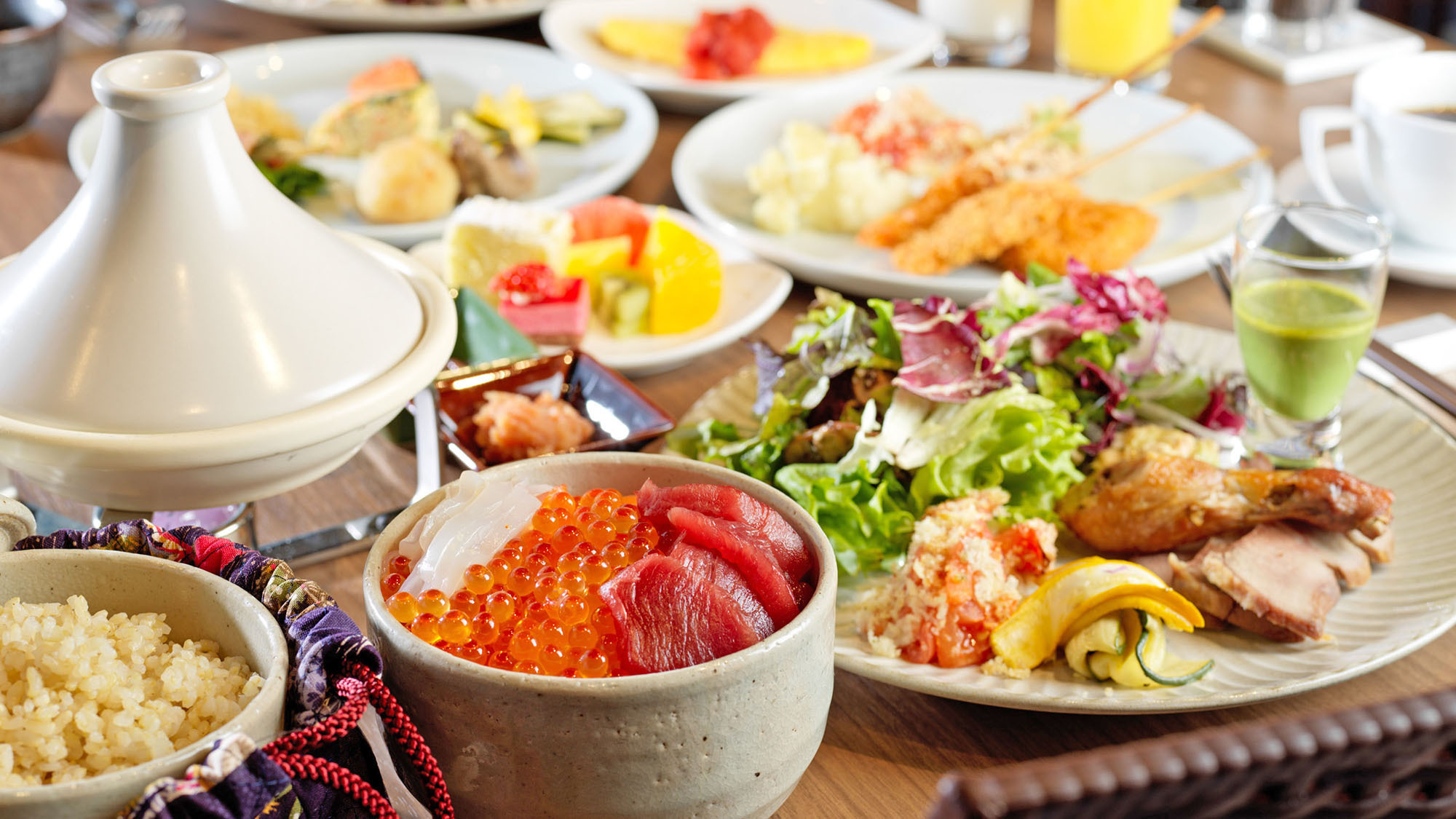 【朝食】炊き立てご飯にツヤツヤ輝くイクラ。オリジナルの海鮮丼を作ってみては如何でしょうか