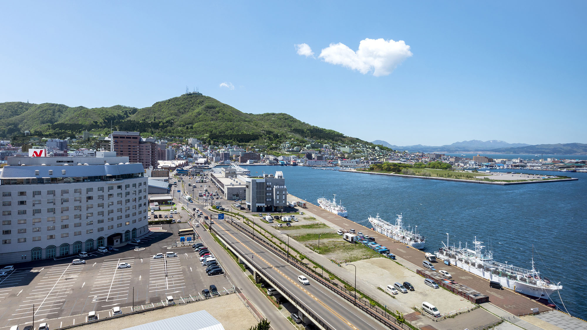 【景観】山側のお部屋からは函館山や金森倉庫群・函館湾がご覧いただけます。