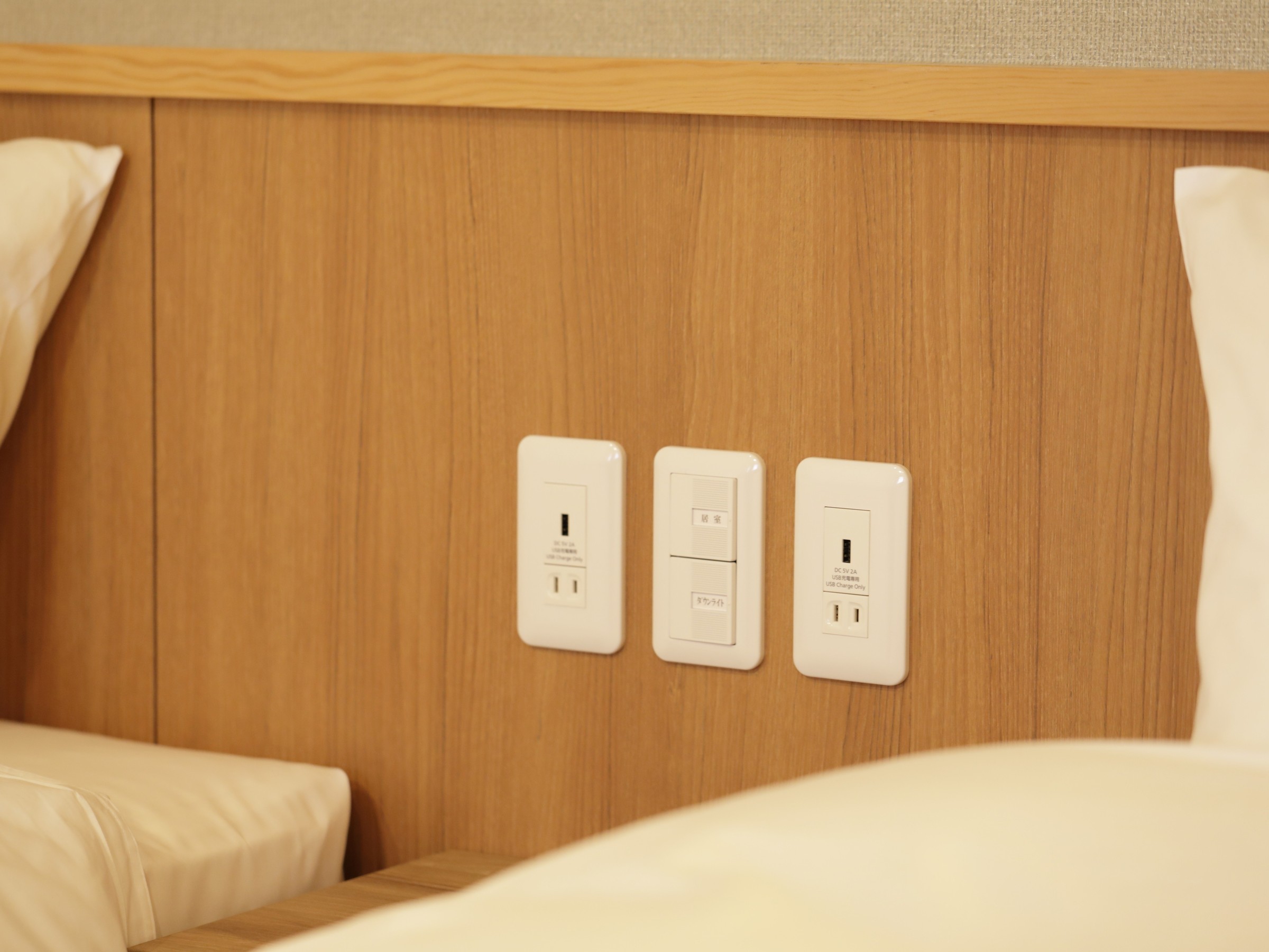 【客室：設備】全室USB付コンセント。電源アダプタなしで充電が可能です。