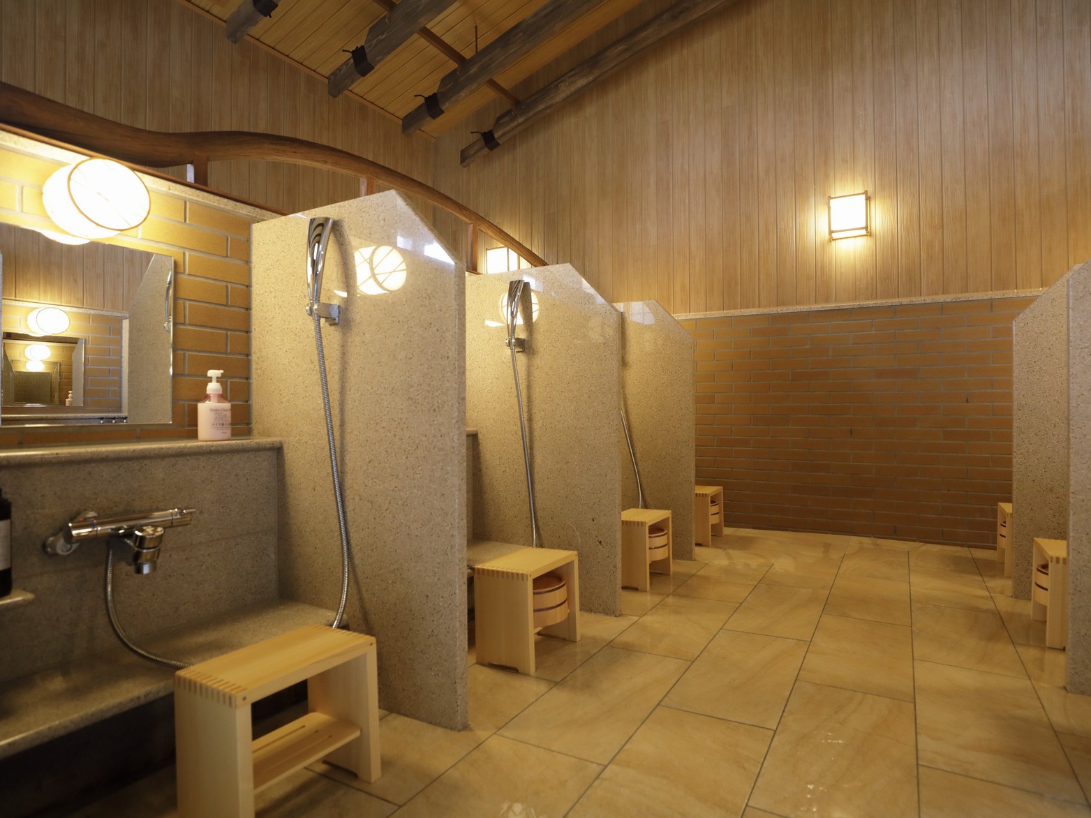 【大浴場】洗い場：計7カ所ご準備ございます。