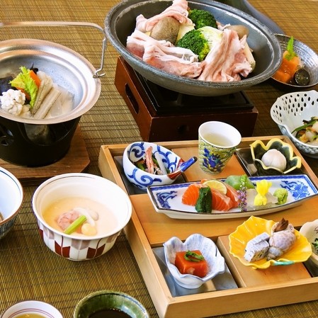  飛騨旨豚三段肉や名物すったて汁など地元食材を使った和食会席