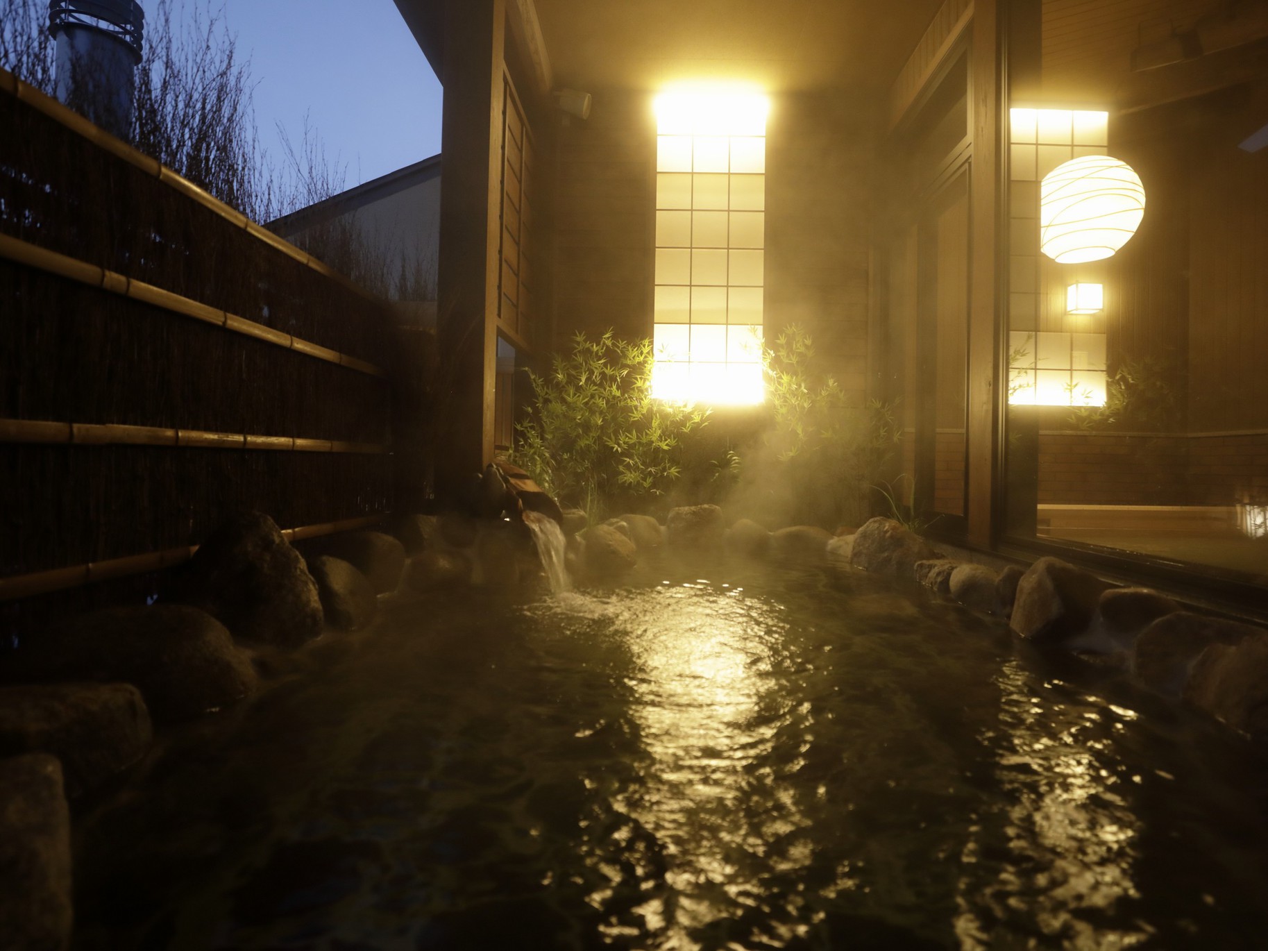 【大浴場:露天風呂】天気のいい日には、露天風呂から星空を楽しむこともできますよ。