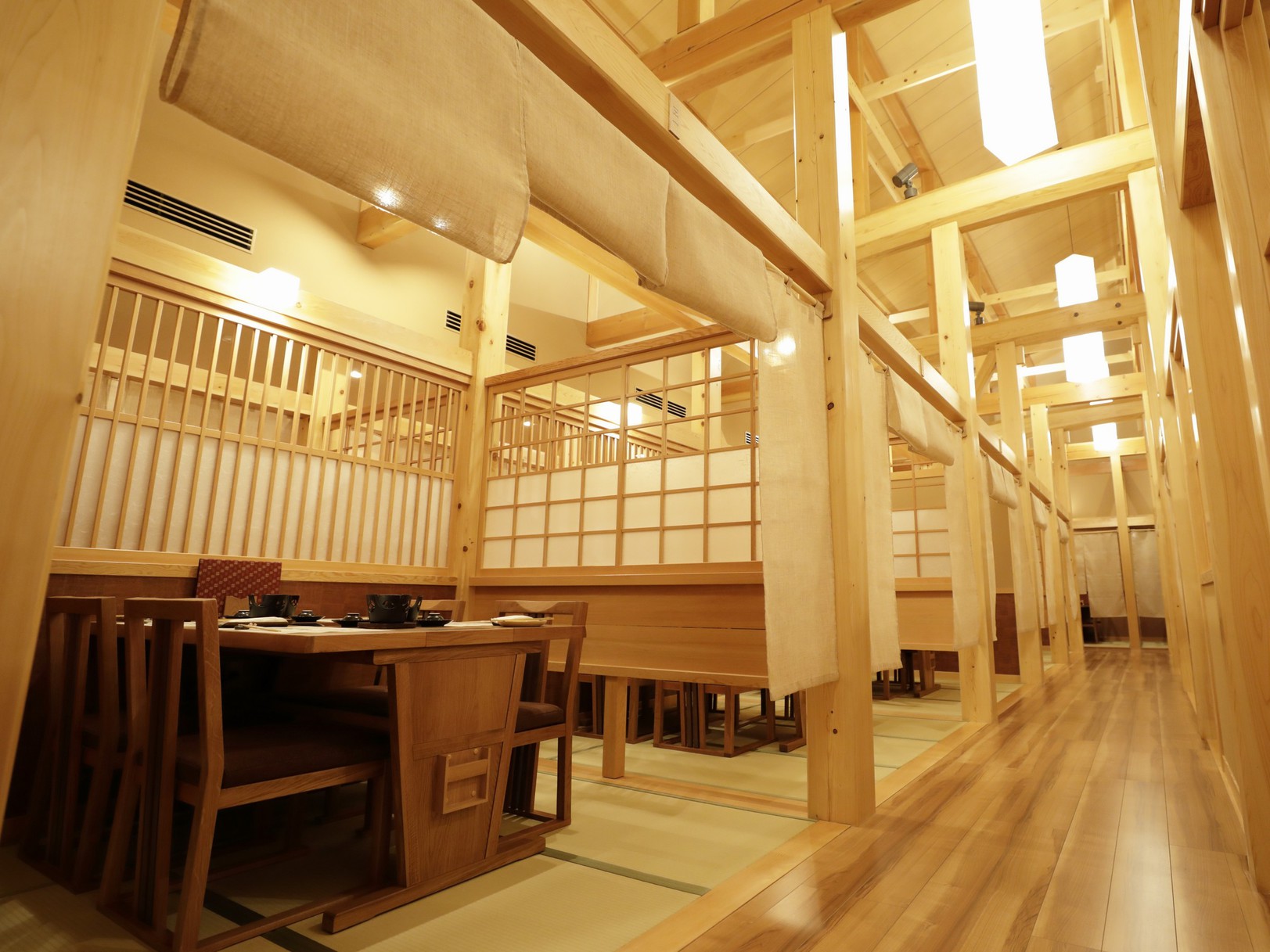 【食事処】木の暖かさに包まれます。