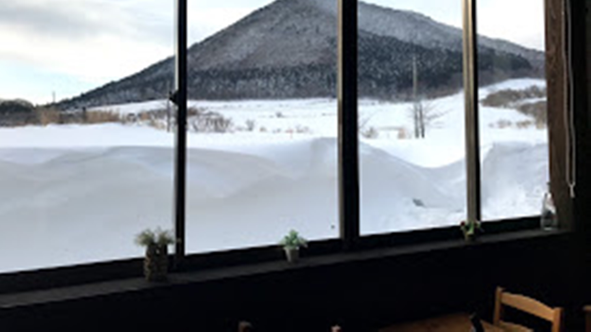 *レストラン／窓半分の高さあたりまで雪がこんもり。空気が澄んでいてきれいにのぞめます
