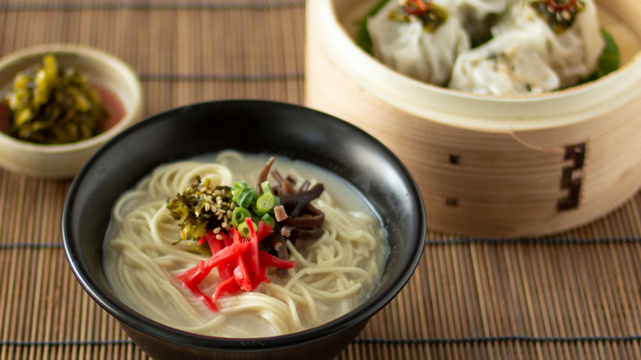 豚骨でとった白濁のスープと極細の麺が特徴の、福岡県を代表する名物グルメ「博多とんこつラーメン」