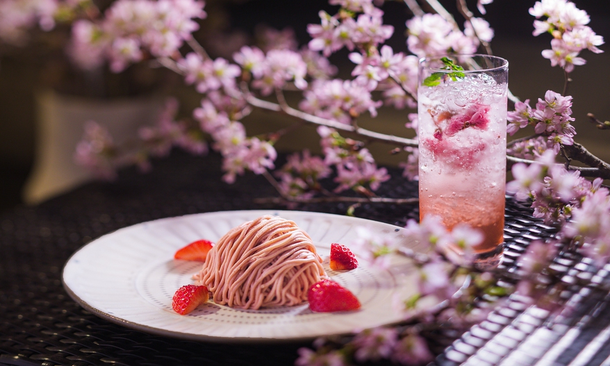 ホテルパティシエ特製のしぼりたて苺のモンブラン&桜をモチーフにした限定カクテル