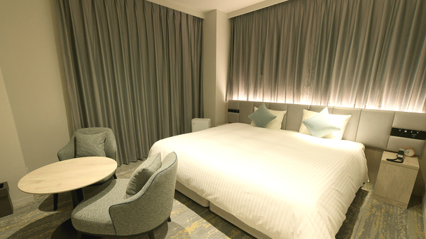 ゆったりとした客室に200cm幅のシモンズ社製の高品質ベッドを配したデラックスダブル（イメージ）