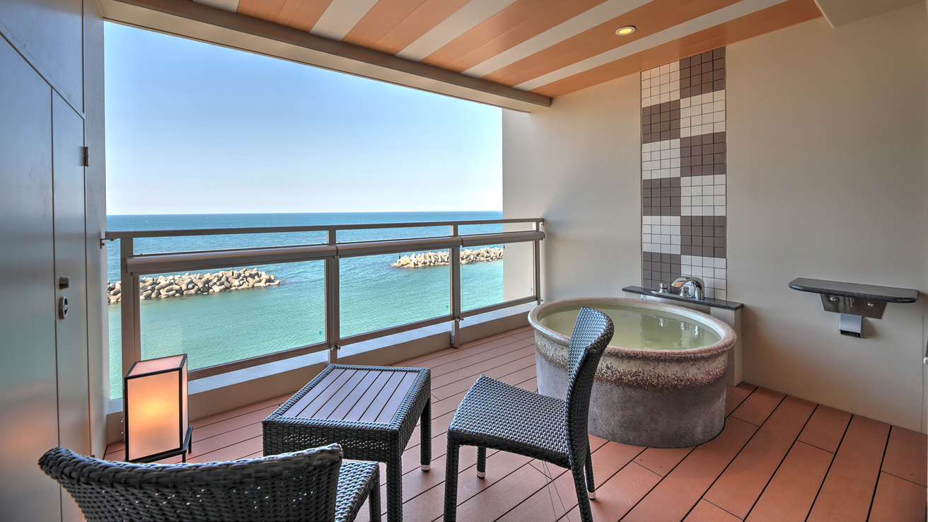  全室オーシャンビュー、全室に温泉露天風呂付。海一望絶景を眺めながらの完全個室温泉です。
