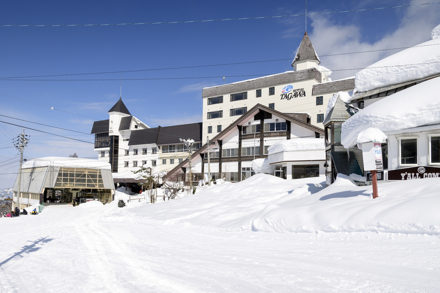 冬のホテル全景