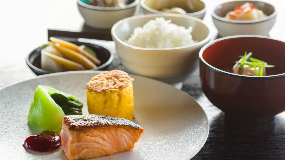 【朝食】新鮮な地元食材をつかった栄養たっぷりの和朝食。朝は胃に優しい朝食をご用意しております。