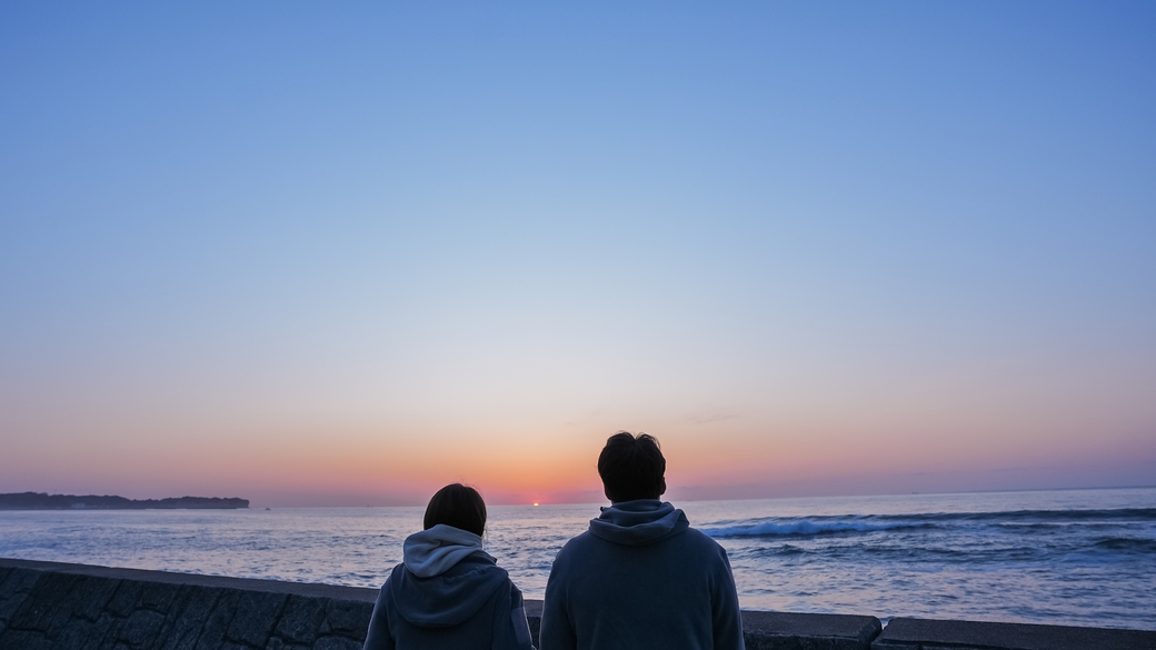 季節により海から昇る朝日を見る事も出来ます。