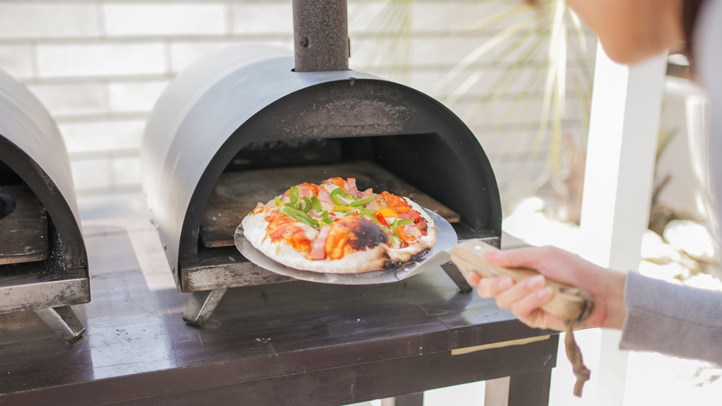 ピザ窯で焼く、本格ピザが作れる。※事前予約制