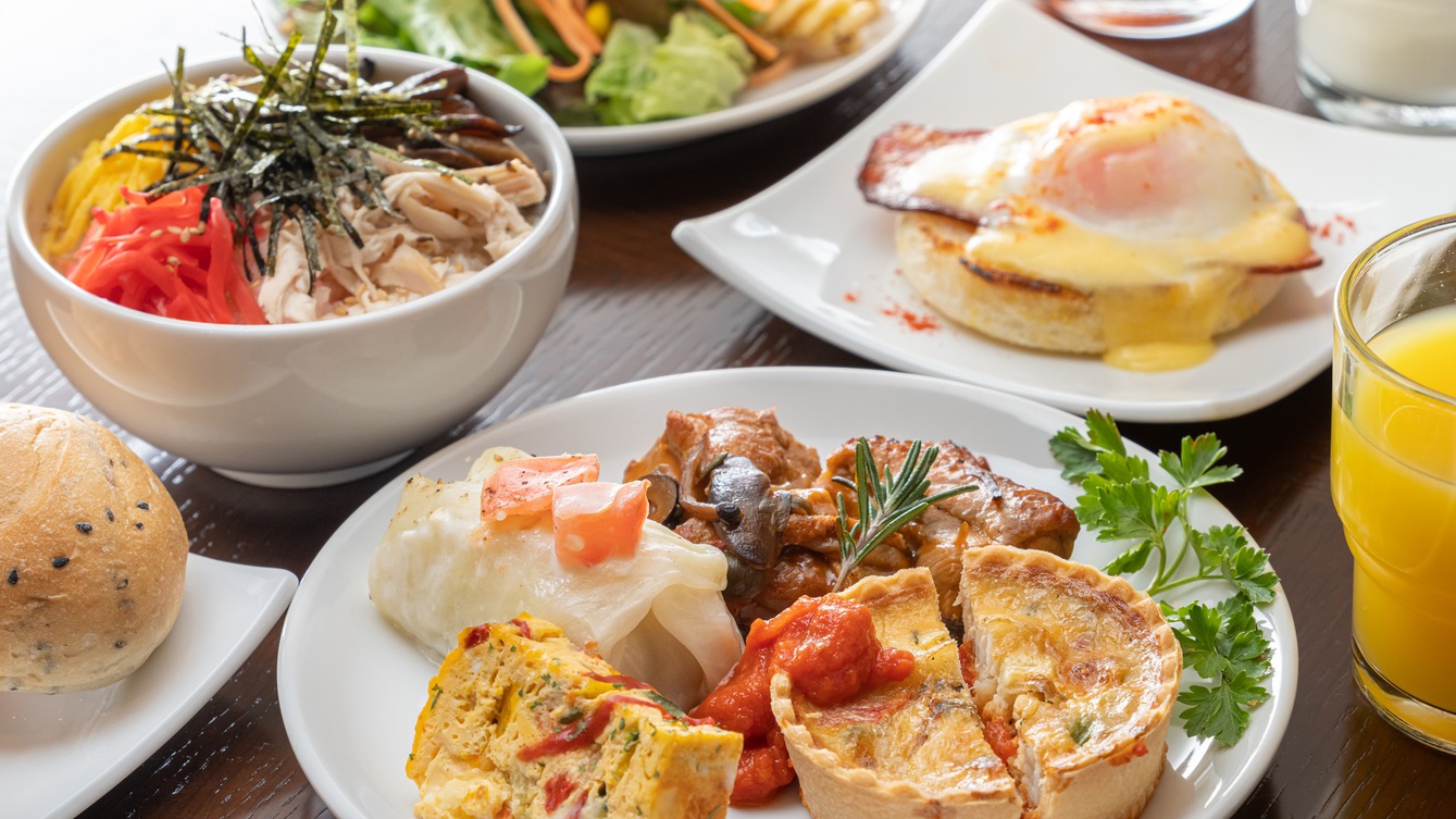 朝食は、九州・福岡の、地域の素材を活かした和洋食ブッフェをご用意しております！