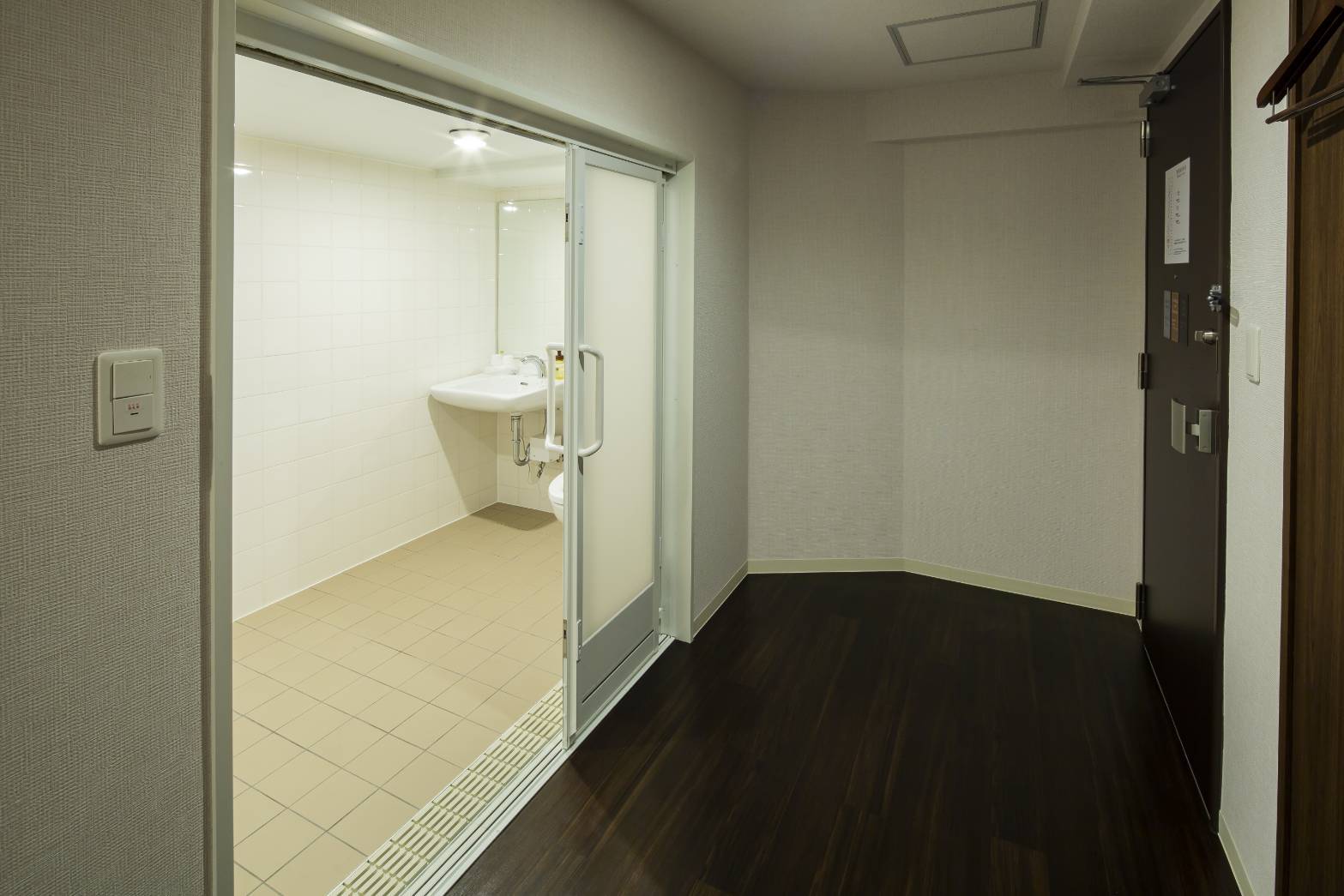 ユニバーサルルームのバスルーム