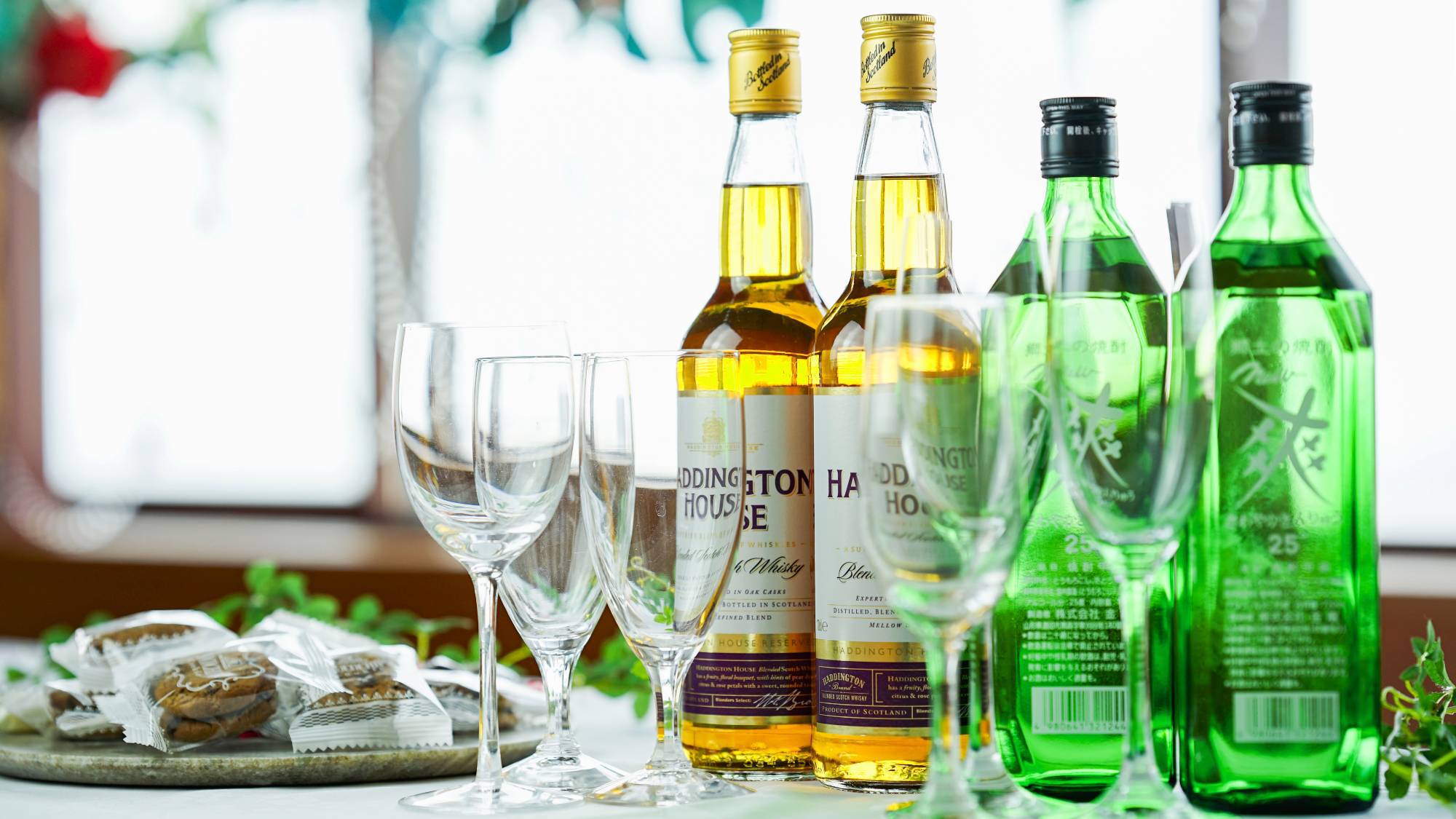 【宿泊者専用ラウンジ】各種アルコールやお茶菓子などをゆったりとお楽しみいただけます。