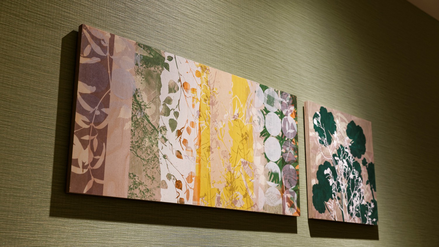 ホテル内に飾られたシルクスクリーンはフォルツァ博多オリジナル