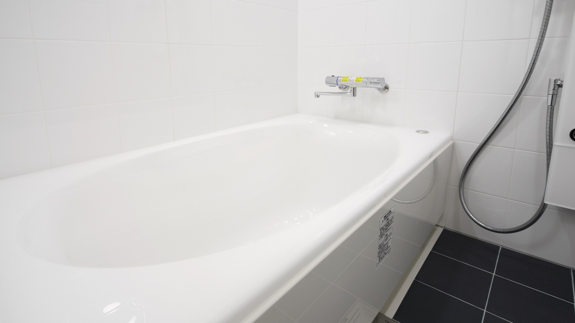 ツインルームのかけ流しのできるバスルーム。