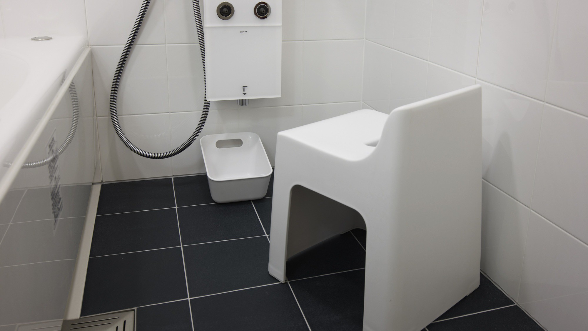 ツインルームのかけ流しのできるバスルーム。