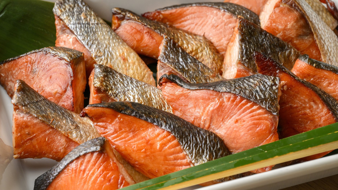 「秋鮭のたまり漬け」朝食といえば鮭。鮮やかな照りが食欲をそそります。