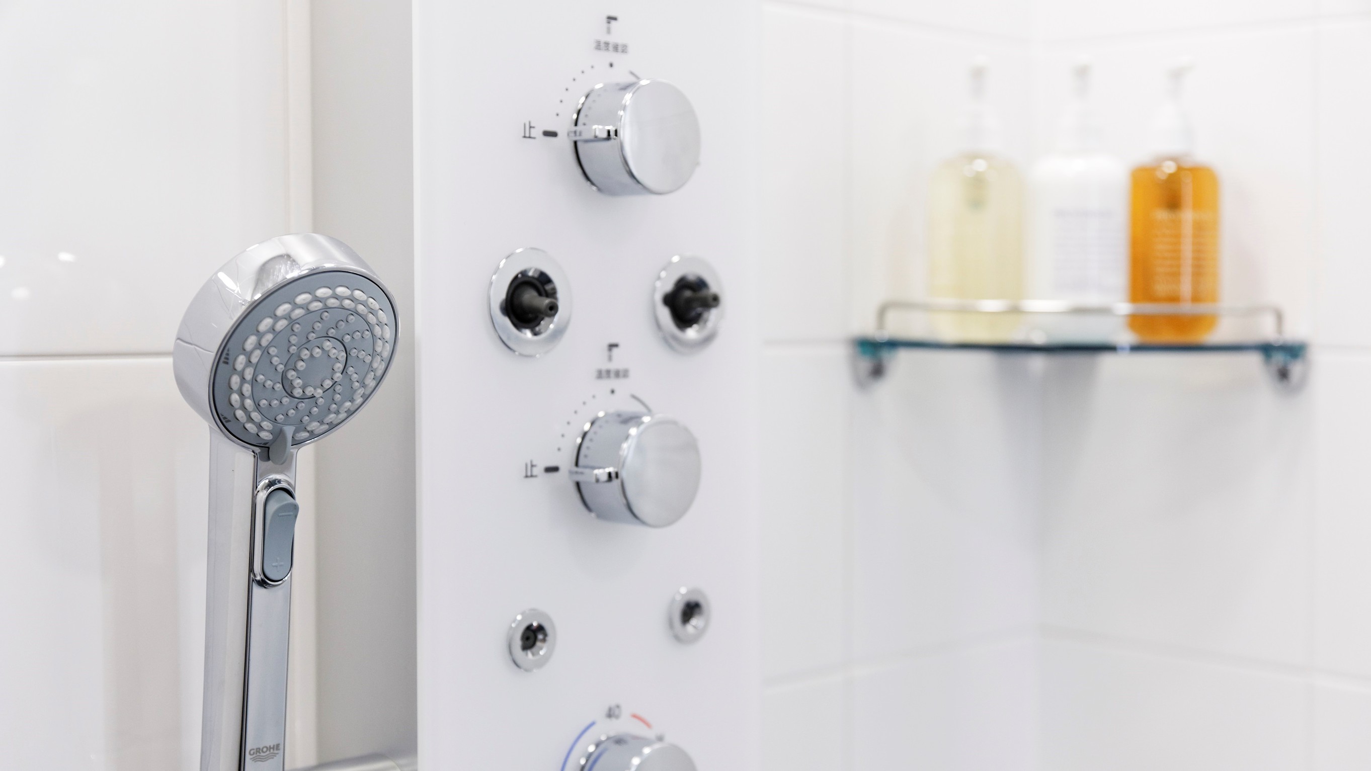 ツインルームの多機能シャワーパネル。心地よいバスタイムをお楽しみください。