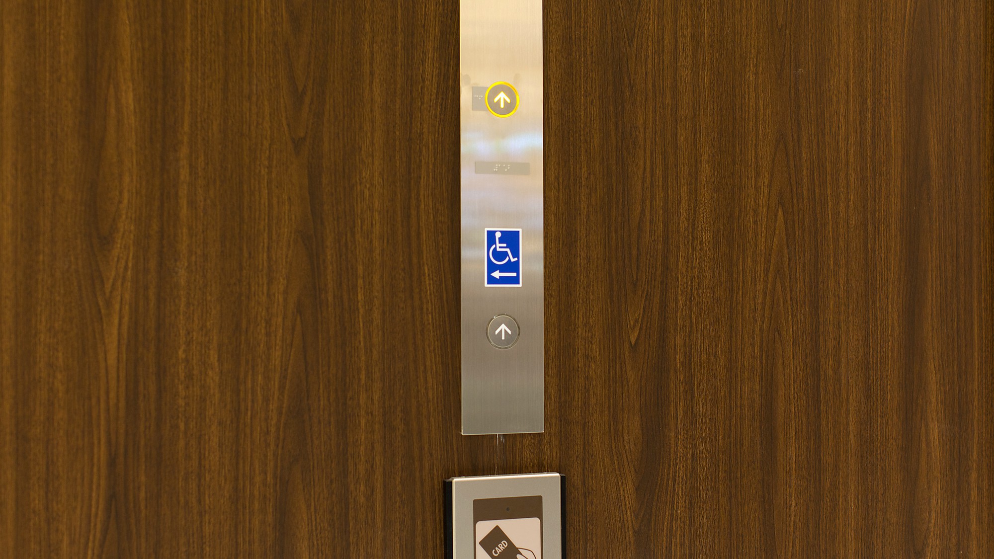 セキュリティーのためエレベーターはルームキーが必要です。キーをかざしてからボタンを押してください。
