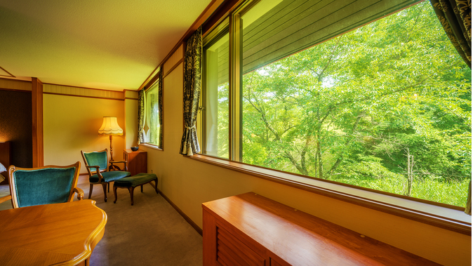 【プレミアムルーム】岩手山を臨む大窓：お部屋で寛ぎながら、岩手山の四季折々の景色をお楽しみ頂けます