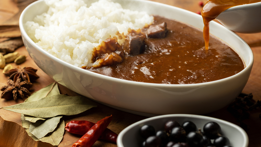 【名物】当館自慢の山ぶどうカレー：八幡平の名産「山ぶどう」を使用した、新しい味覚のカレーが大好評！