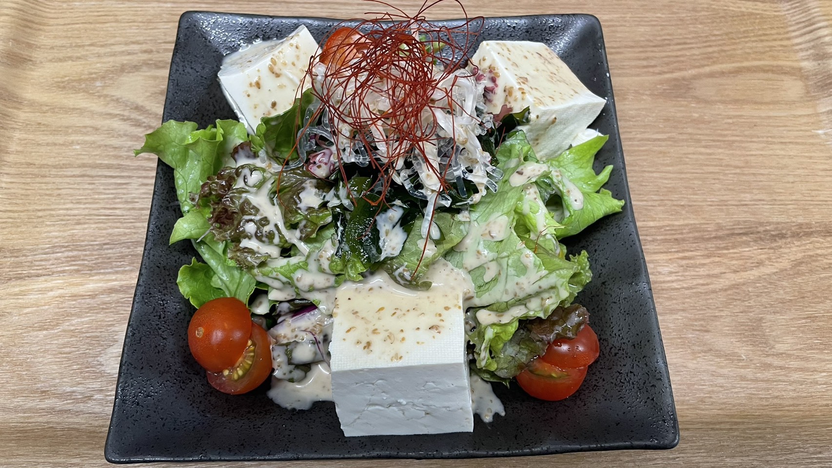 夕食メニュー〜豆腐サラダ〜テイクアウトも承っております