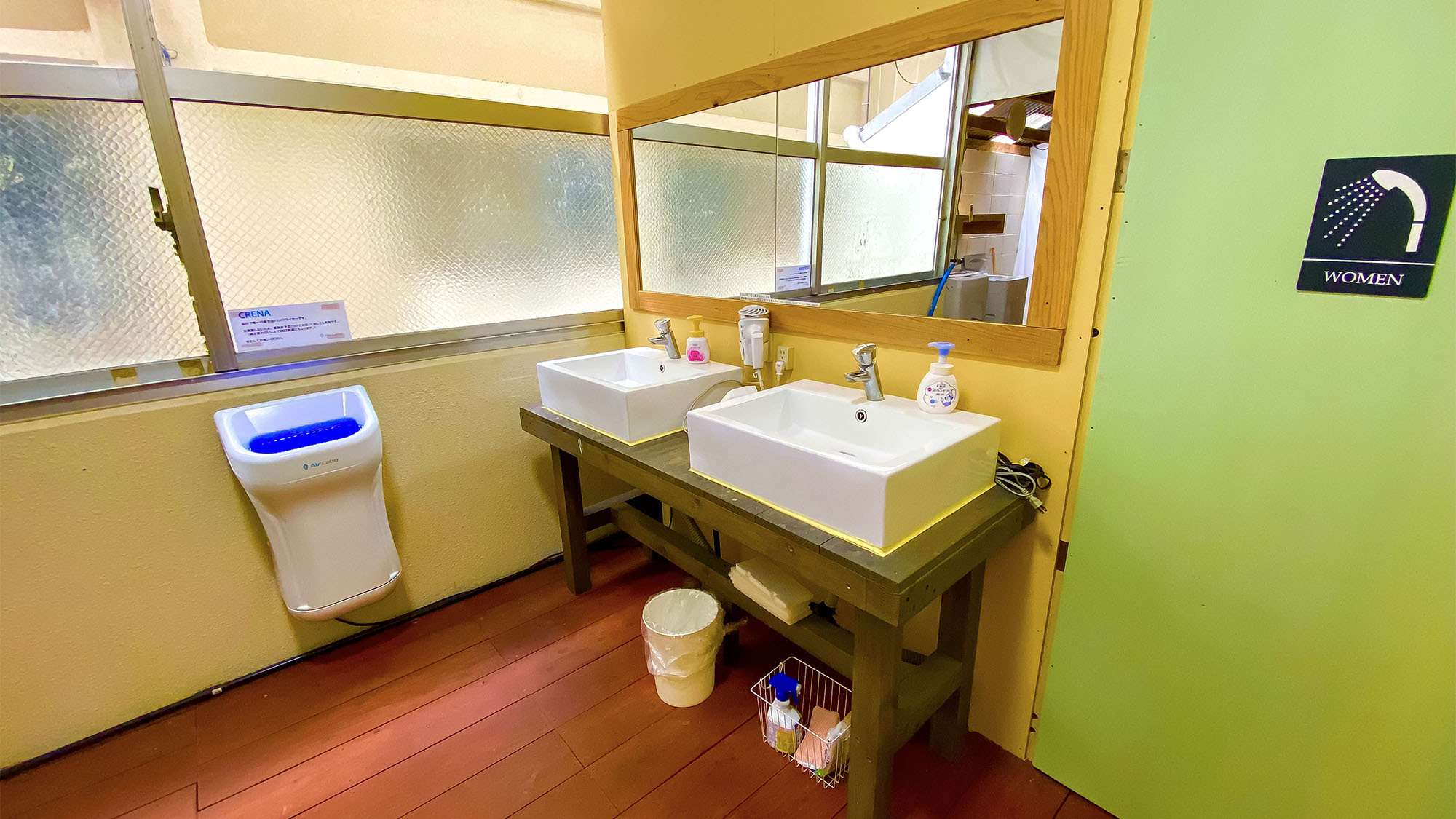 ・共用の洗面スペースとシャワールーム