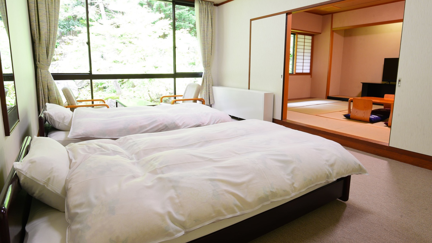 *和洋室／日本庭園を臨める特別室。ベッドは2台ご用意しております。