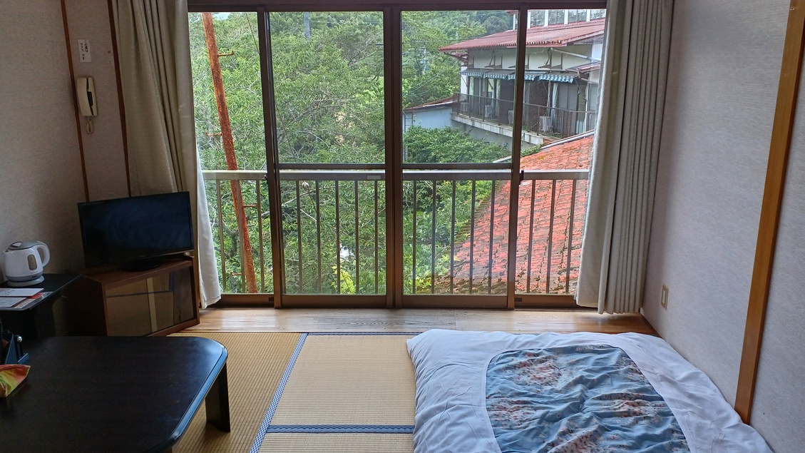 【客室一例】男性専用和室4.5畳。お布団はご到着前に敷かせていただいております。