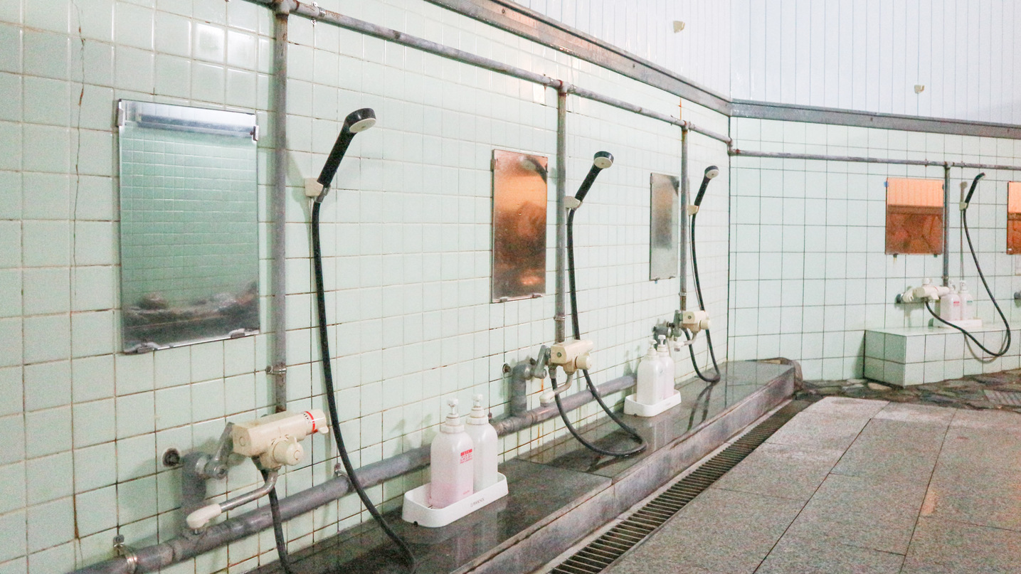 *【大浴場(男湯)】洗い場。こちらで1日の汗をお流しください。