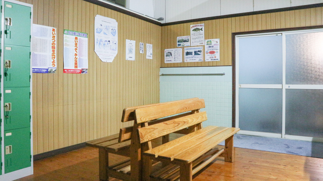 *【大浴場(男湯)】脱衣所。清潔さを心がけています。