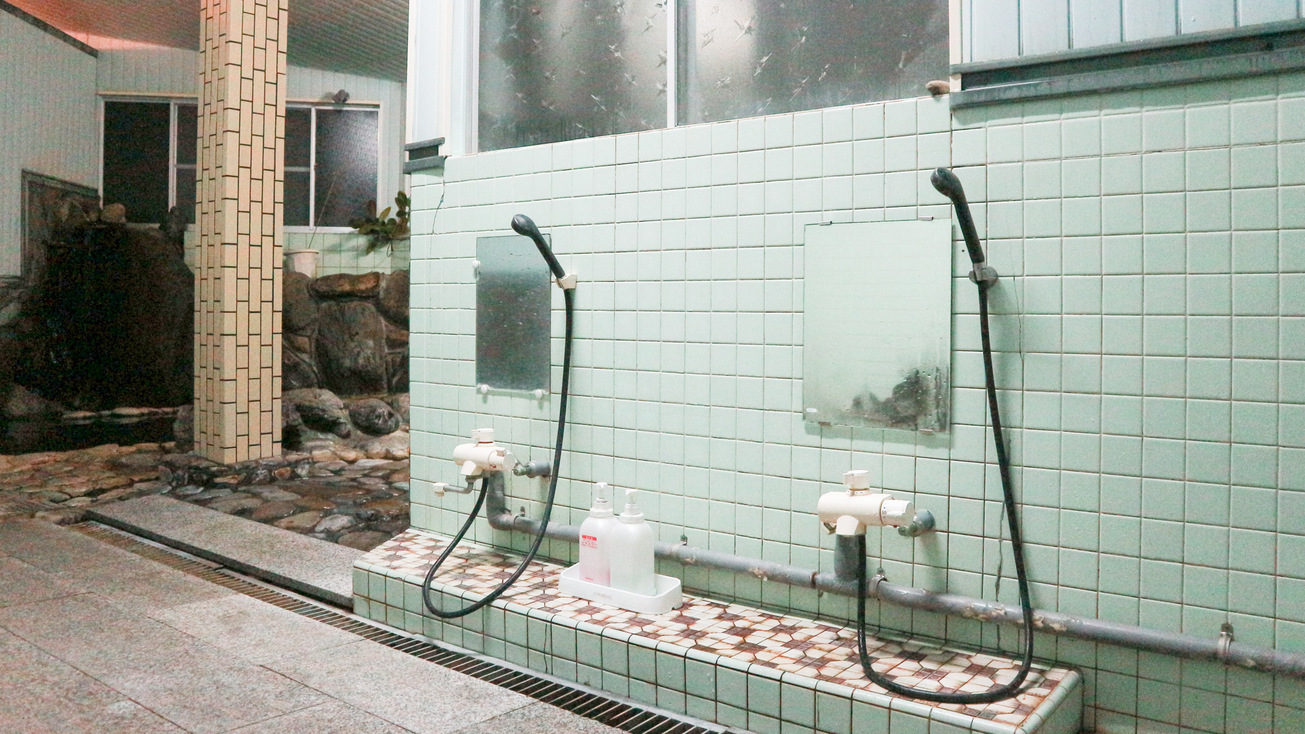 *【大浴場(女湯)】洗い場。こちらで1日分の汗をお流しください。