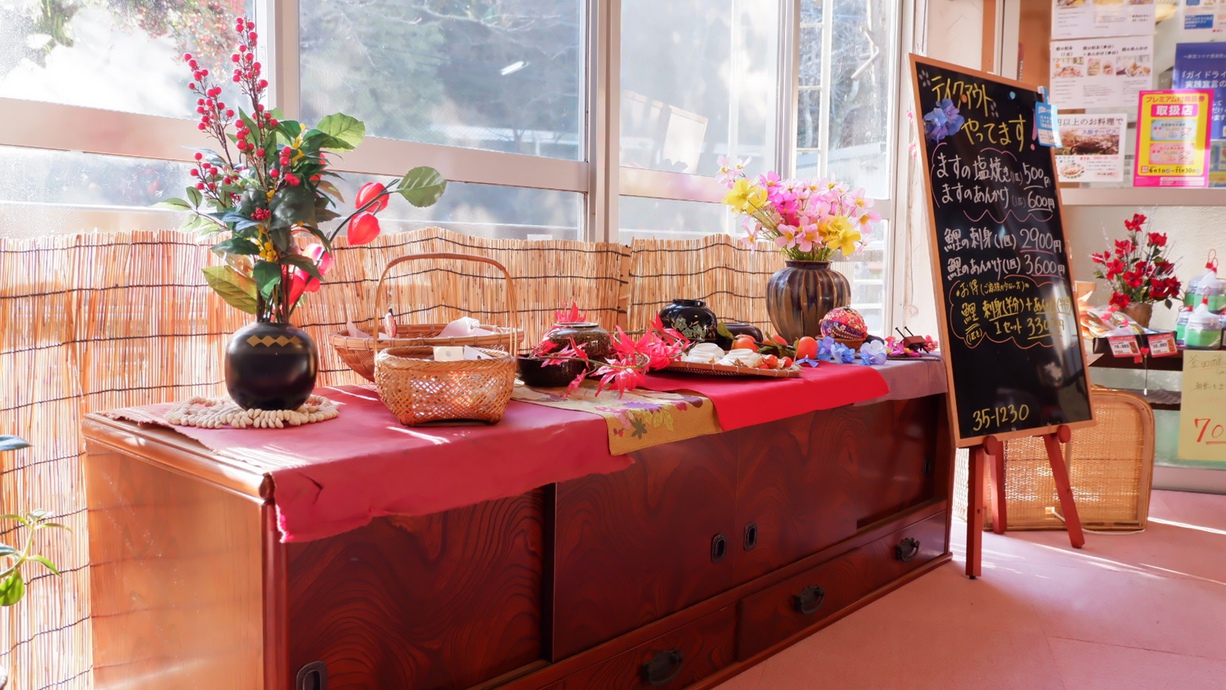 *【館内一例】ロビー。季節のお花やご案内などをしております。