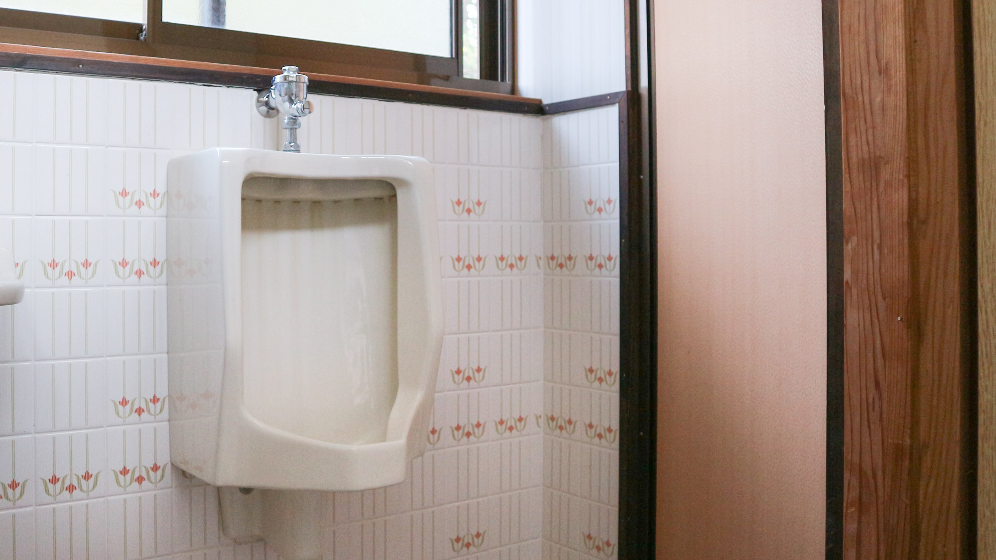 *【館内一例】共同男子トイレ。