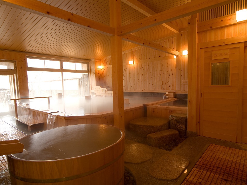 隣接する「匠の宿深山桜庵」大浴場内湯