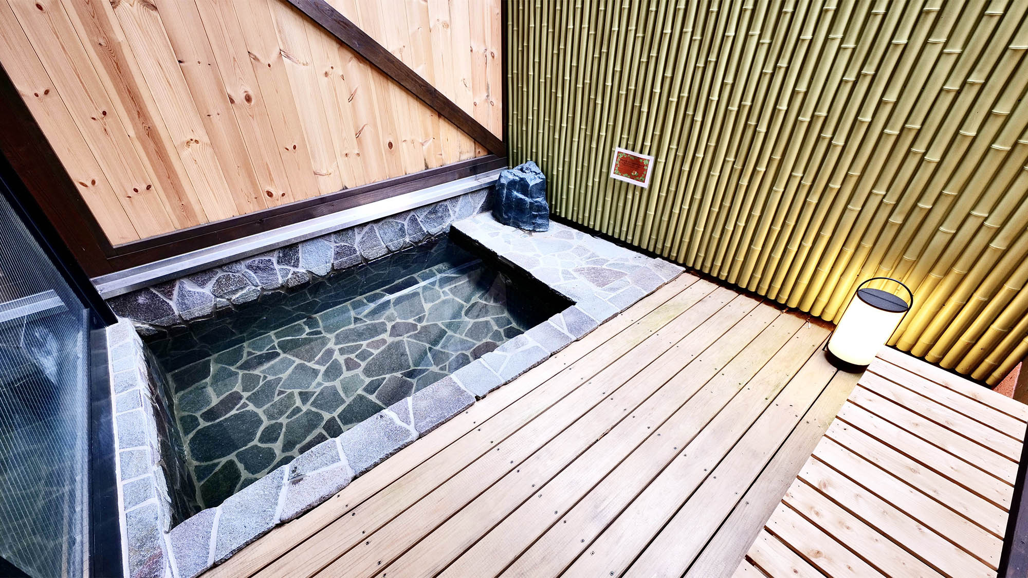 ・【露天風呂】白馬姫川温泉を信州の爽やかな空気とともにお楽しみください。